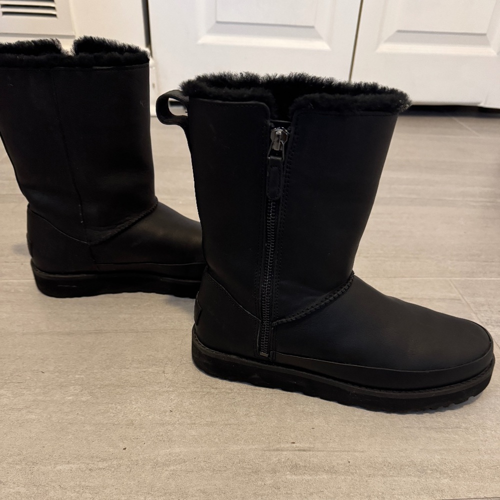 UGG Black Classic Zip Short Leather Shearling Lined Zip Boots Women's Size 8